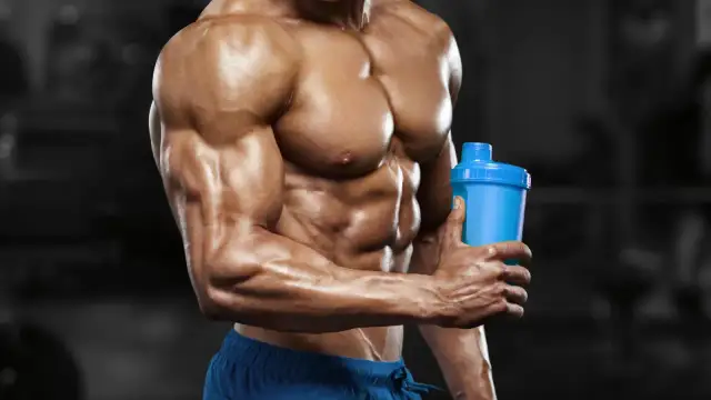Kreatyna przed czy po treningu – co przynosi lepsze efekty?
