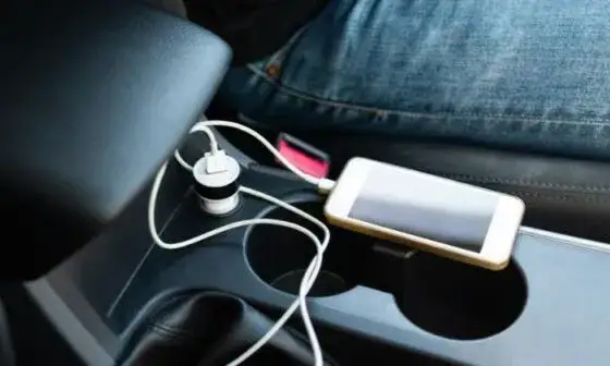 Jak połączyć telefon z radiem? Bluetooth, AUX, USB, FM - Poradnik