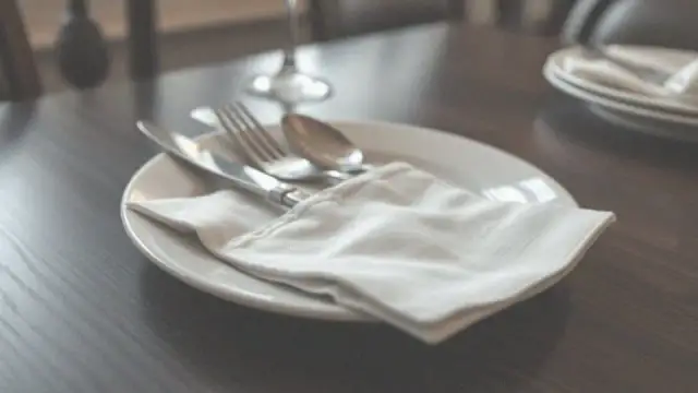 Jak ułożyć sztućce na stole? Praktyczny przewodnik savoir-vivre