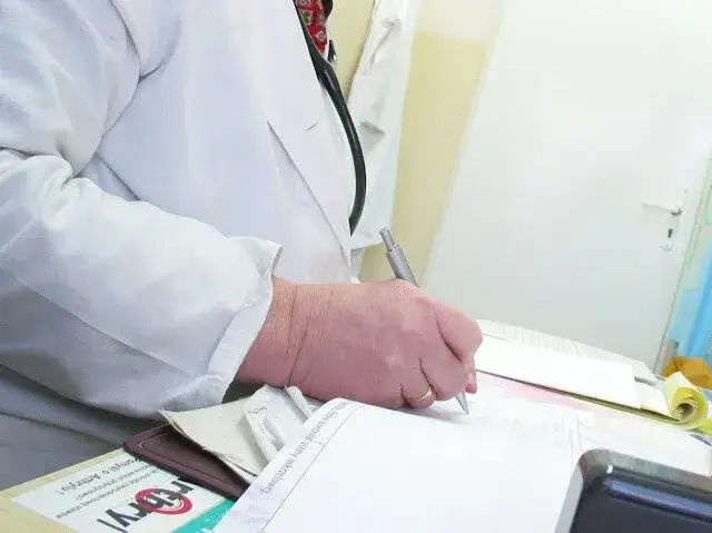 Jaki lekarz wystawia zaświadczenie o karmieniu piersią? Ważne informacje!