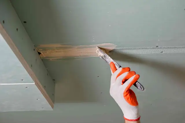 Jak skleić gips? Wybierz klej i metodę do każdej sytuacji