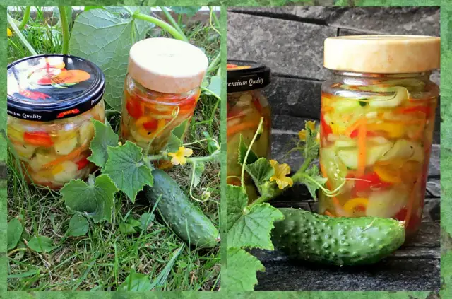 Słoiki z domową sałatką z ogórków słodko-kwaśną, obok świeże ogórki i kwitnące pnącza.