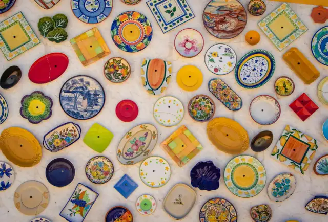 Kolorowe, ręcznie malowane talerze i misy – idealne pamiątki, które warto przywieźć z Teneryfy.