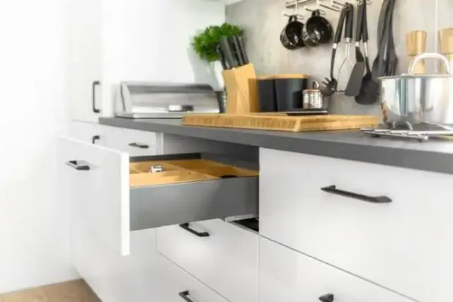 Organizacja kuchni: 5 stref, sprytne triki na idealny porządek