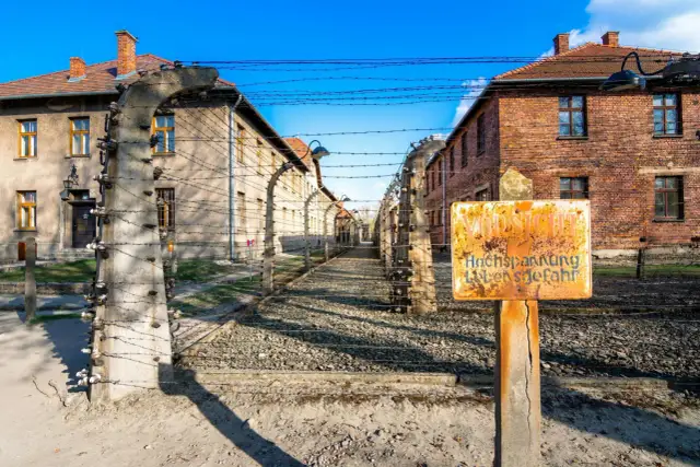 Ile trwa zwiedzanie Auschwitz z przewodnikiem? Czas, który musisz znać