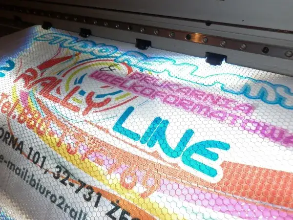 Najlepsze zastosowania druku na folii odblaskowej dla bezpieczeństwa i stylu