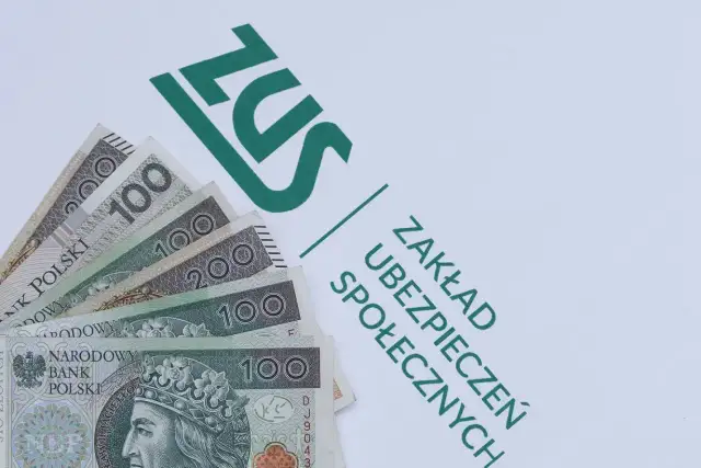 Polskie banknoty 100 zł i 200 zł na tle logo ZUS.