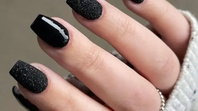 Uñas negras: estilos elegantes, cuidados y riesgos que debes conocer