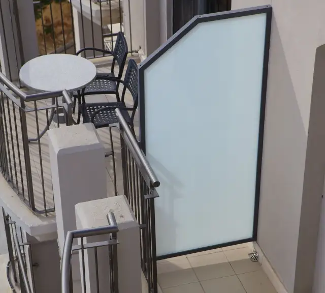 Jak skutecznie odgrodzić się od sąsiadów na balkonie w bloku