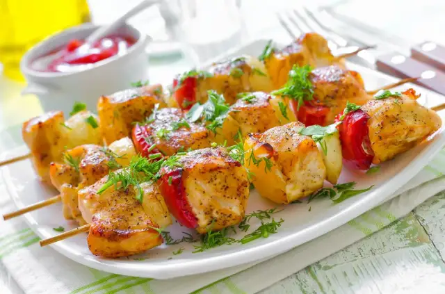 Ile piec szaszłyki z kurczaka, aby były soczyste i pełne smaku?