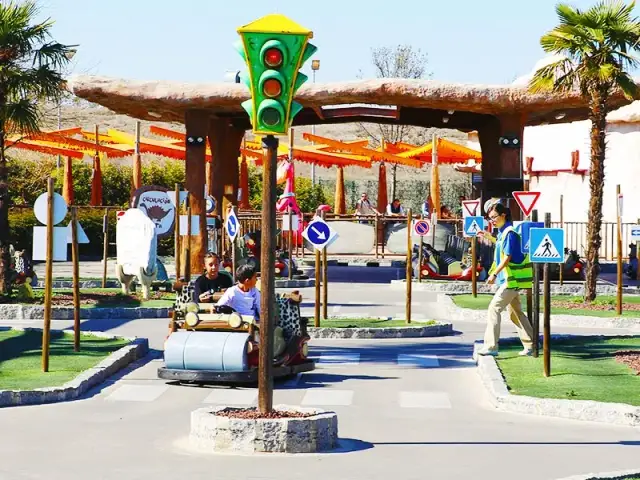 Parque Warner Madrid con niños: ¿Cómo planificar la visita perfecta?