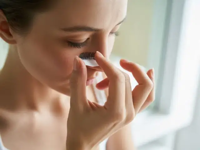 Jak bezpiecznie zmyć klej do rzęs? Domowe i profesjonalne metody