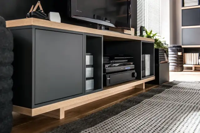 Jak ukryć kable przy podłodze i zyskać estetykę w mieszkaniu