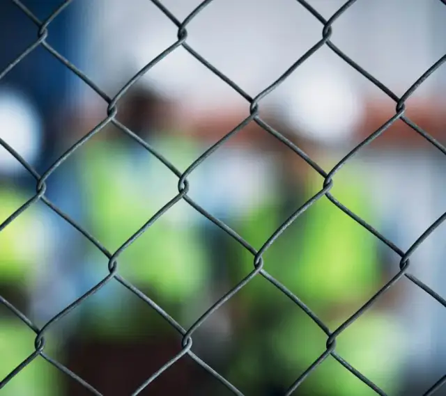 Jak postawić ogrodzenie z siatki - uniknij najczęstszych błędów