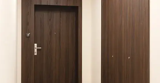 Jakie drzwi wewnętrzne do mieszkania w bloku wybrać, by zaoszczędzić?