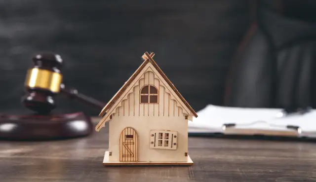 Czy komornik może sprzedać połowę mieszkania? Prawa współwłaścicieli