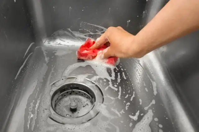 Skuteczne sposoby na to, czym wyczyścić zlew aluminiowy bez uszkodzeń