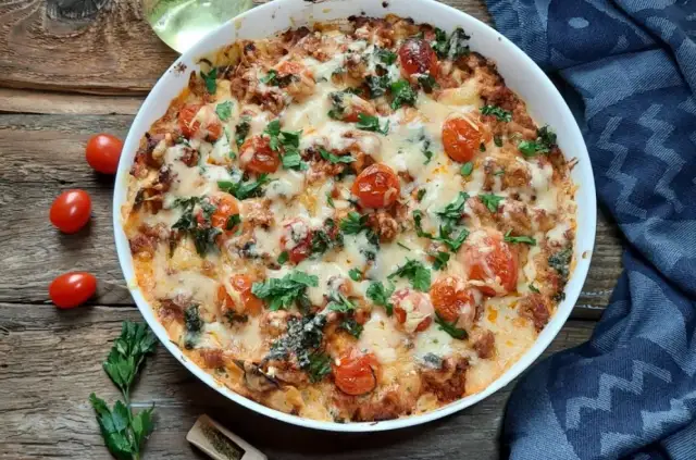 Tortellini z mięsem: Z czym jeść? Sosy, zapiekanki i triki na perfekcję