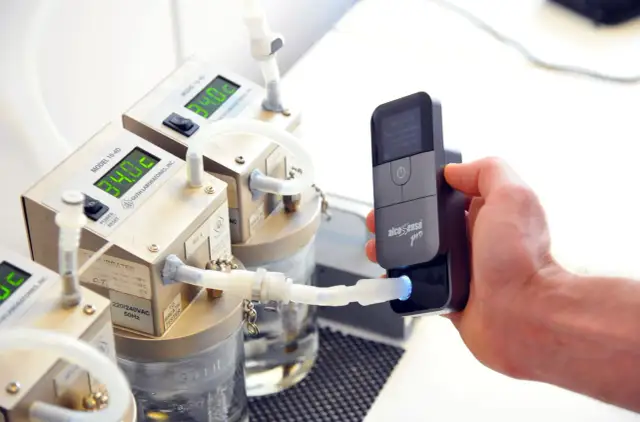 Ile kosztuje alkomat? Jak wybrać pewny model i nie przepłacić?