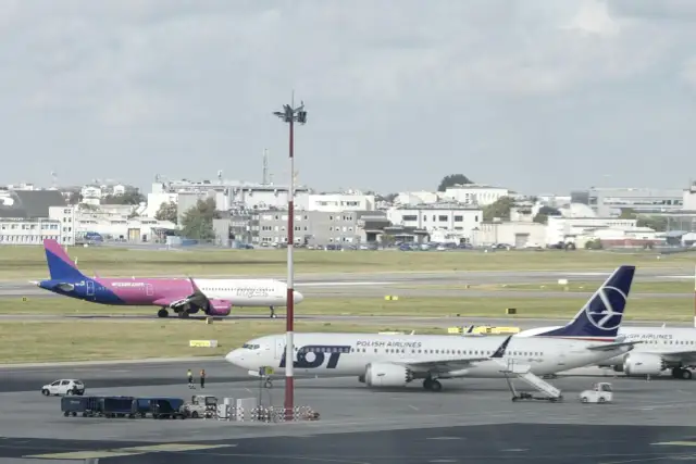 Samolot LOT-u i Wizz Air na płycie lotniska Chopina. Długość pasa startowego na Lotnisku Chopina pozwala na starty i lądowania wielu samolotów.