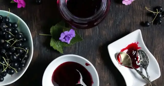 Jak zrobić idealną galaretkę z czarnej porzeczki – prosty przepis i porady