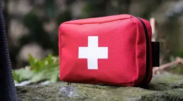 Do czego służą elementy wyposażenia apteczki? Poznaj ich zastosowanie