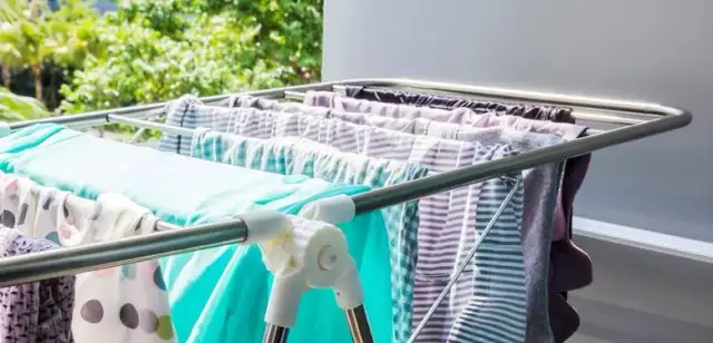 Gdzie suszyć pranie w bloku, aby uniknąć wilgoci i pleśni?