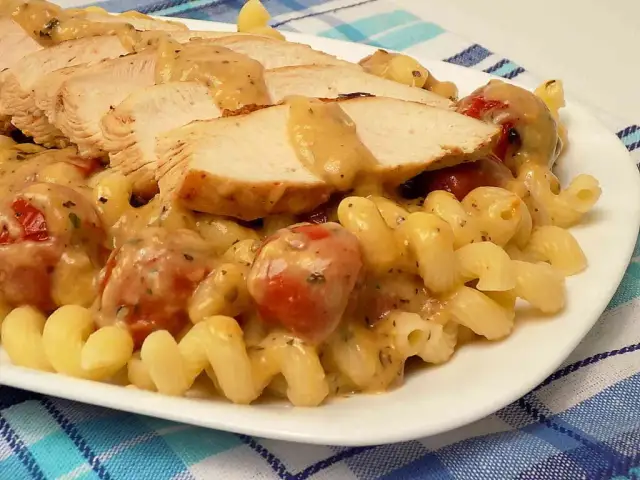Jaki sos do makaronu z kurczakiem? 10 przepisów na idealny obiad