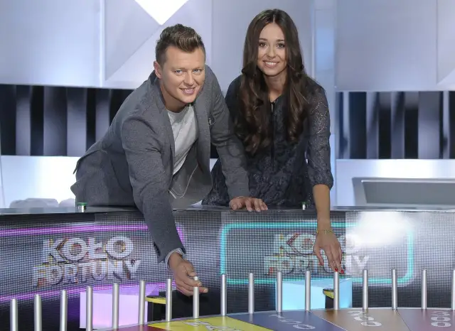 Rafał Brzozowski i jego koleżanka z planu Koła Fortuny, zastanawiają się, dlaczego Rafał Brzozowski odszedł z Koła Fortuny.