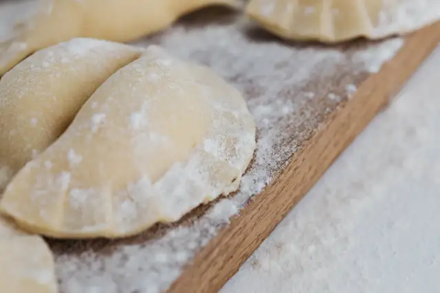 Ile kalorii ma jeden pieróg ruski? Zaskakujące fakty o kaloriach