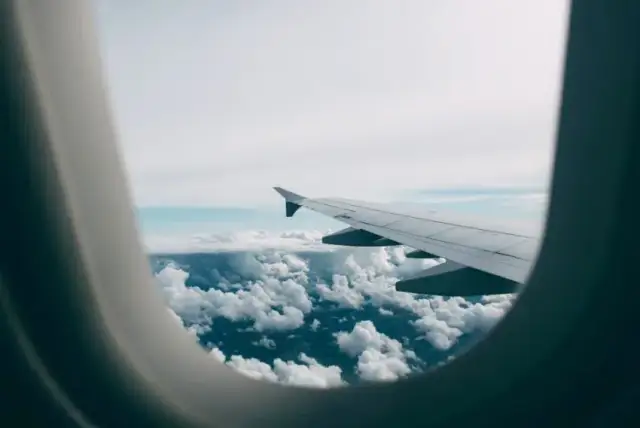 Czy można przewozić suplementy samolotem? Sprawdź ważne przepisy i zasady