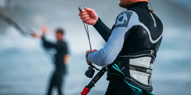 Trapez kitesurfingowy: Jak wybrać idealny dla komfortu i progresu?