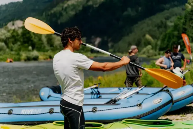 Kurs kajakarstwa górskiego: Jak zacząć? Przewodnik dla początkujących