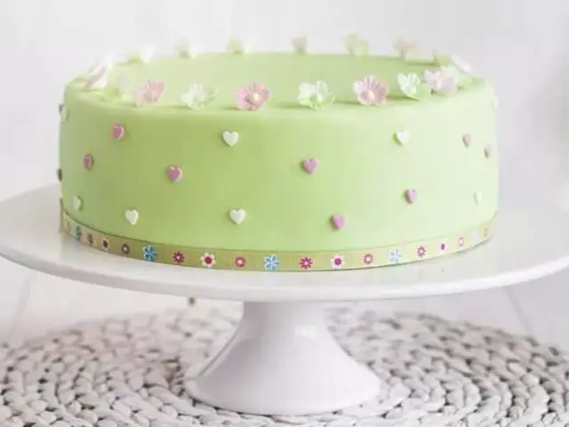 Jak przykleić ozdoby z masy cukrowej do tortu bez problemów?