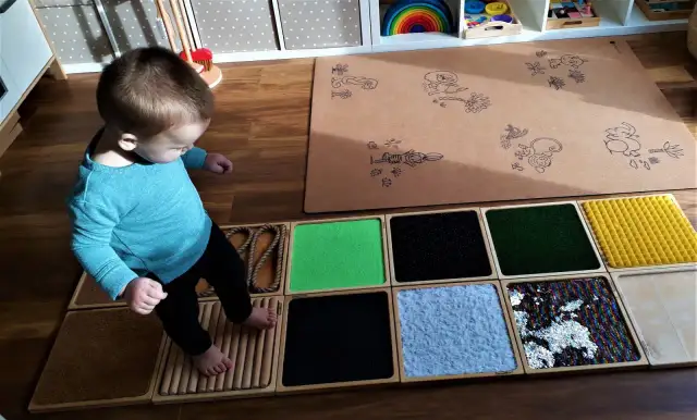 Ścieżka sensoryczna w przedszkolu: Kompletny poradnik DIY i korzyści