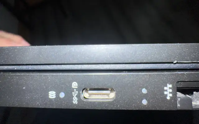 Port USB-C na laptopie, który może posłużyć do ładowania.