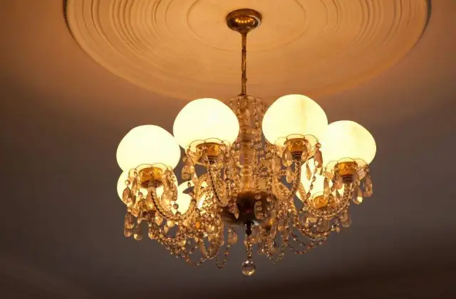 Gdzie wyrzucić żyrandol? Sprawdź, jak uniknąć błędów w utylizacji!