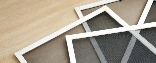 Siatka na okno szara czy czarna – która lepiej chroni przed owadami?