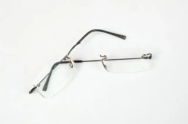 Jak skleić oprawki okularów - proste metody naprawy i porady