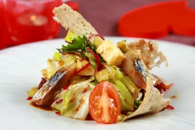 Jak zrobić sałatkę z makreli – łatwy przepis, który zachwyci smakoszy