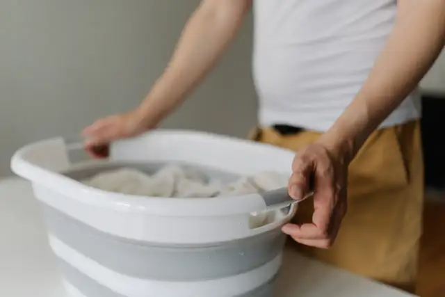 Sweter za duży? Skurcz go w pralce! Poradnik krok po kroku