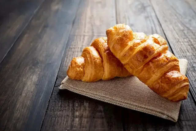 Ile kalorii ma croissant? Zaskakujące fakty o jego wartości energetycznej