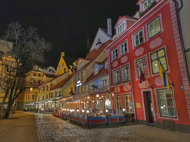 Gdzie zjeść w Rydze? Odkryj najlepsze restauracje i smaki Łotwy