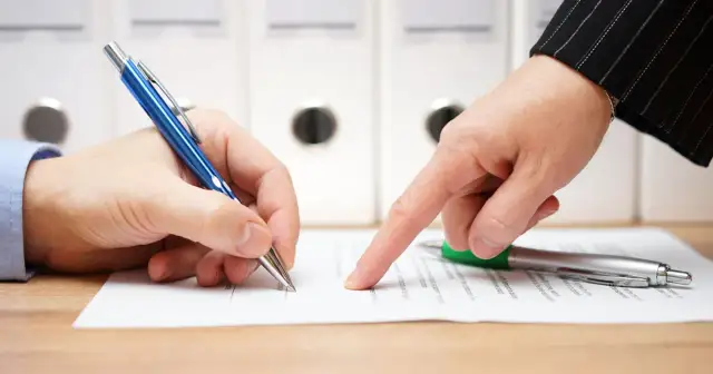 Lekarz odmówił L4? Sprawdź, kiedy ma prawo i jak się bronić.