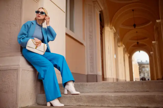 Jaką marynarkę do szerokich spodni wybrać, aby wyglądać szczuplej?