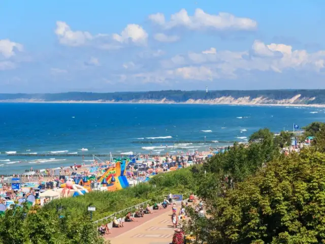 Gdzie szukać noclegów nad morzem, aby zaoszczędzić na wakacjach?