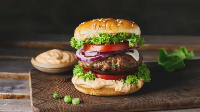 Ile smażyć burgera? Perfekcyjnie soczysty krok po kroku