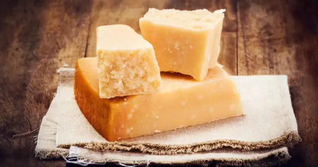 Zamienniki parmezanu: Od włoskich serów po wegańskie hity!