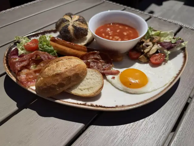 Pyszne śniadanie z jajkiem sadzonym, boczkiem, kiełbaską i fasolką - idealne miejsce, gdzie zjesc sniadanie w Białce Tatrzańskiej.