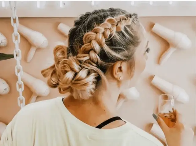 Jak samemu zrobić koka: proste metody na idealny fryzura w kilka minut